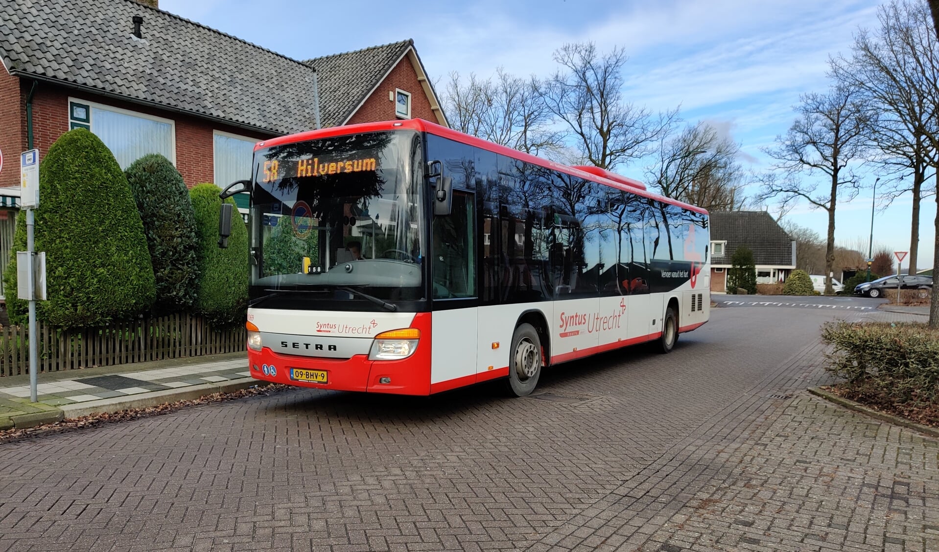 Een bus van lijn 58 komt aan bij de halte op de hoek van de Maartensdijkse Julianalaan