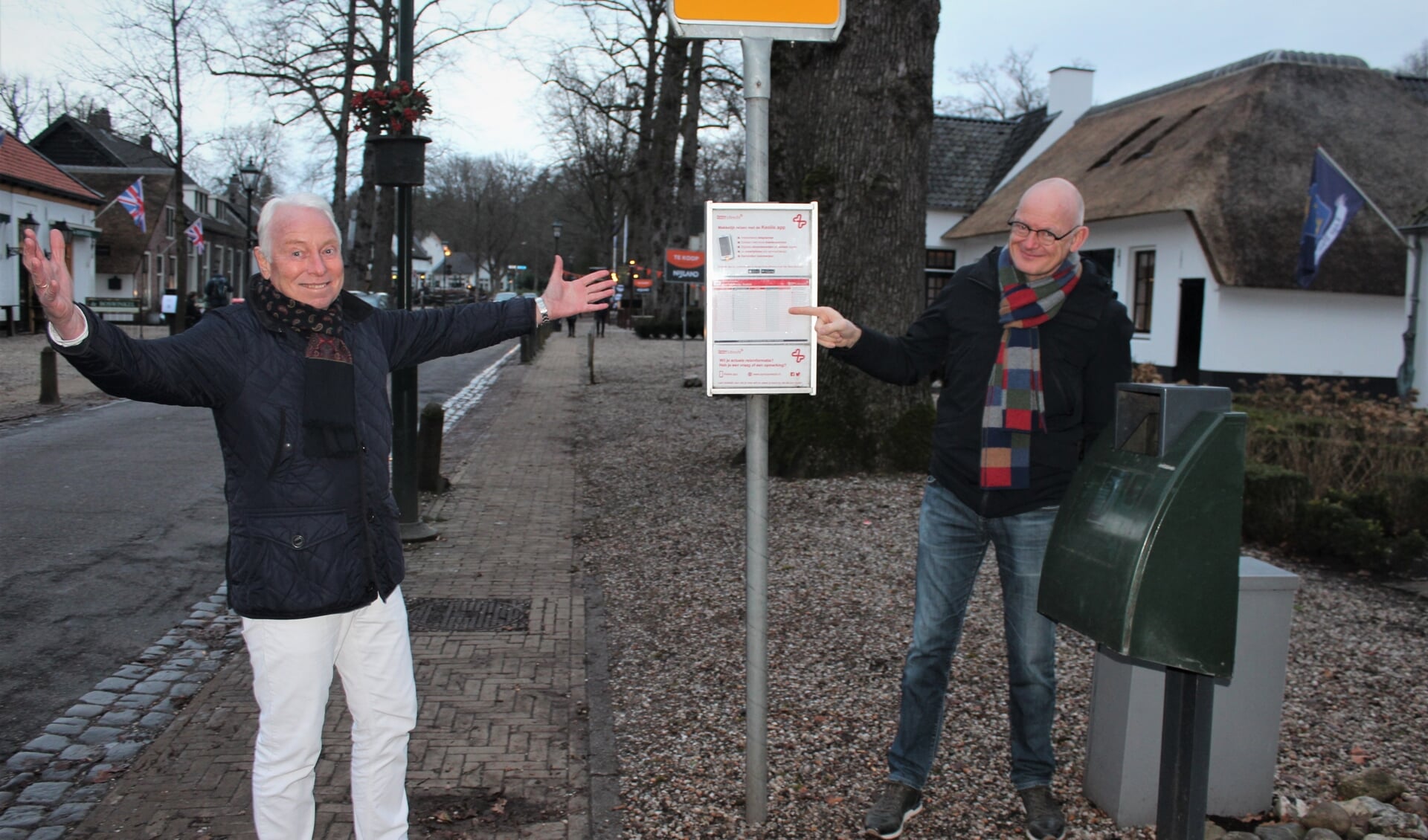 Frits Visser (links) verbaast zich over en Jeroen van den Berg wijst op de vele lege plekken op het bushaltebord, ontstaan door het uitvallen van de lijndienst op zaterdag (en zondag).
