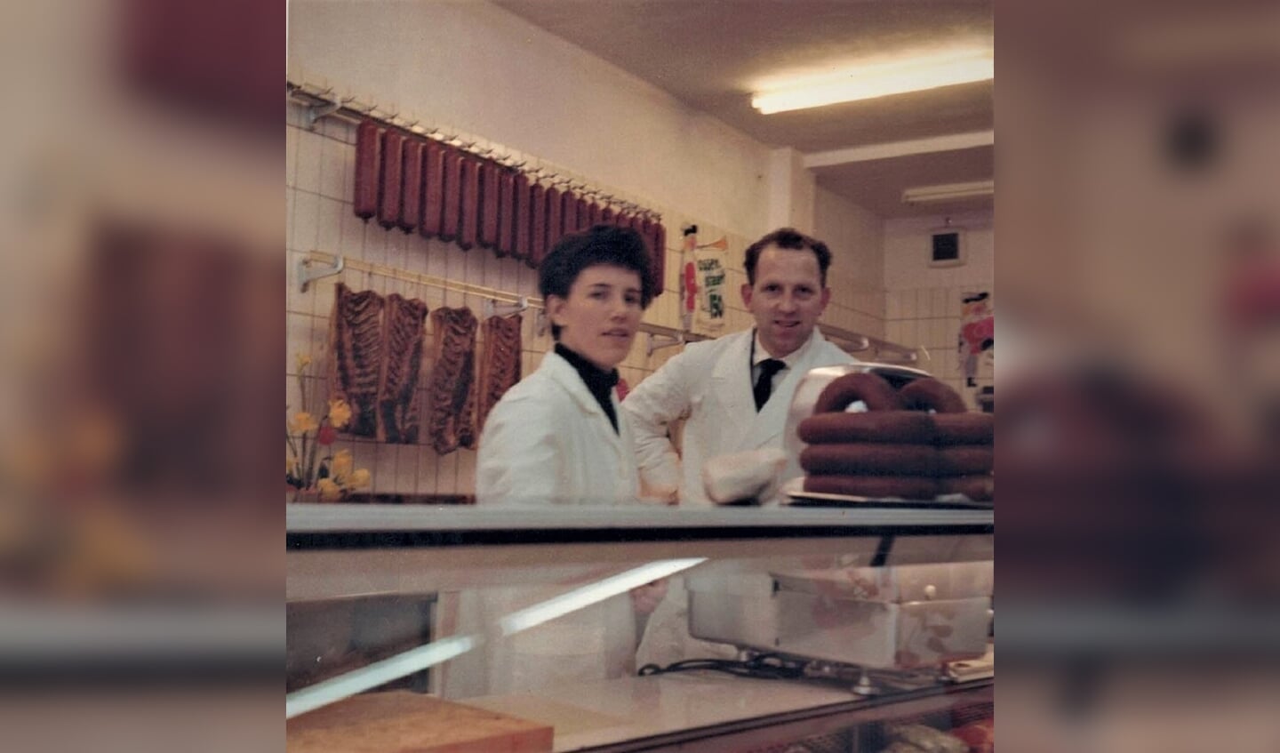 Ans en Jan achter de toonbank rond de jaren 60 uit de vorige eeuw.