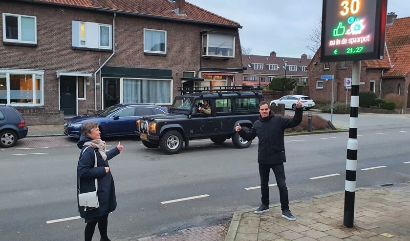 V.l.n.r. wethouder Anne Brommersma, gedeputeerde Arne Schaddelee (voor deze foto in tegengestelde richting in de auto) en Jasper Wentink namens de bewoners van Hessenweg Zuid bij de spaarpaal.