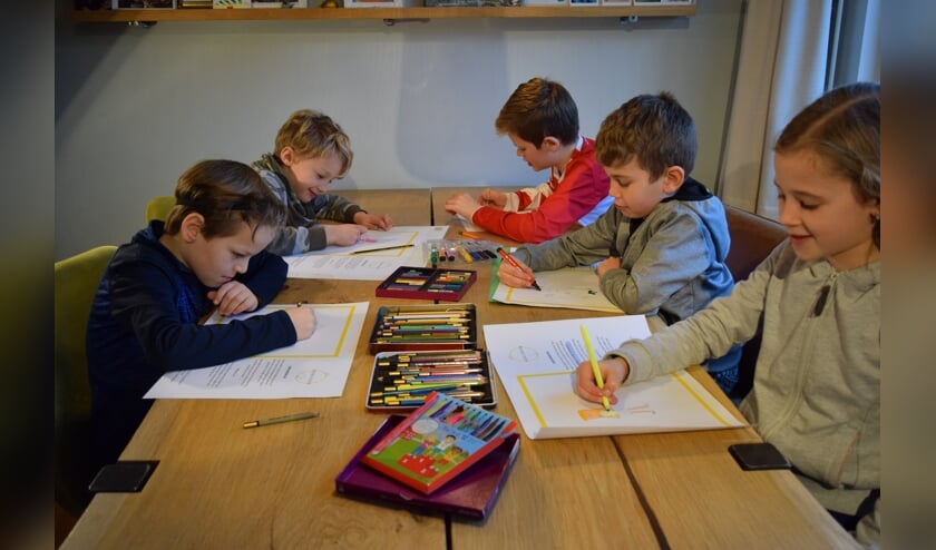 (V.l.n.r.) Quint, Twen, Wolf, Henry en Luenne zijn vast begonnen met tekenen van een zelfportret. (foto: Jelle Wierda)