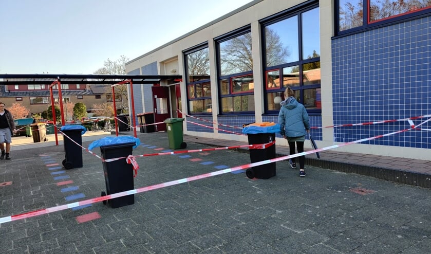Het draaiboek van de strak georganiseerde entree voor het halen en brengen van (t)huiswerk kon zo weer uit de kast worden gehaald.