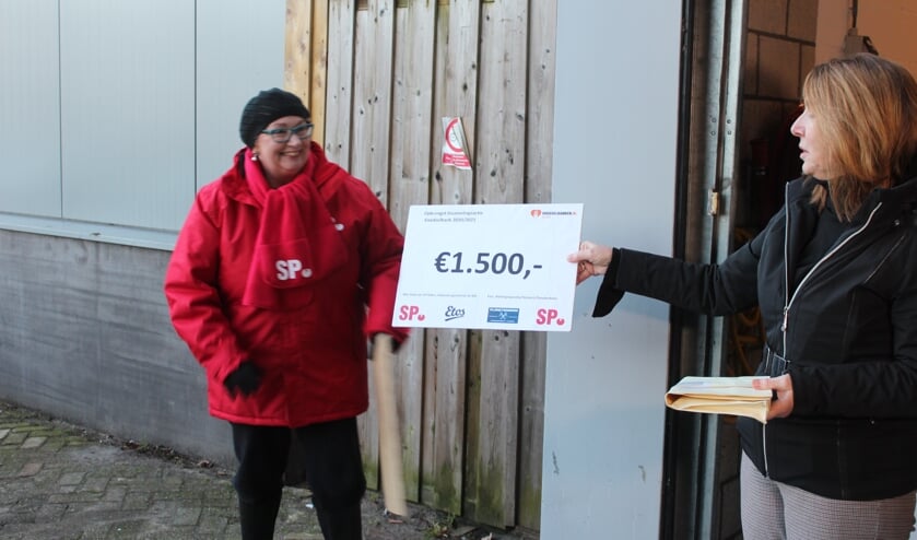 Op 8 januari bracht een delegatie van SP De Bilt met auto’s met aanhanger de inzameling in natura naar De Voedselbank naast een cheque met daarop het eindbedrag van de actie.