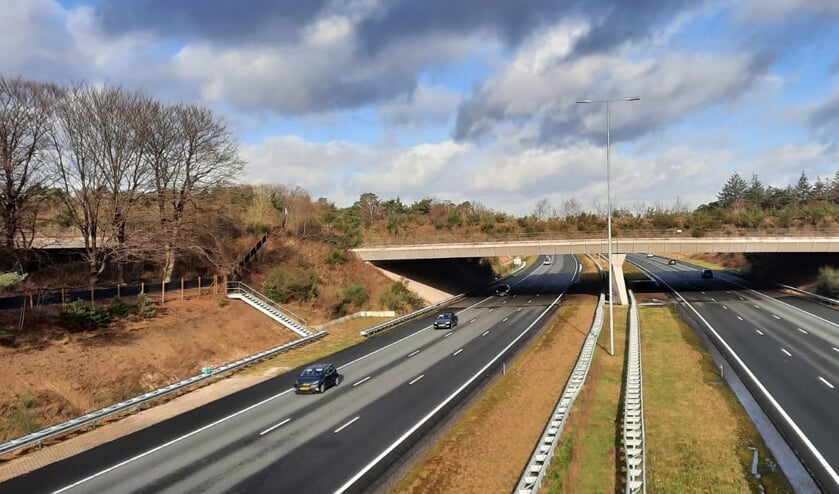 De natuurbrug over de A27 en spoorlijn Hilversum-Utrecht.