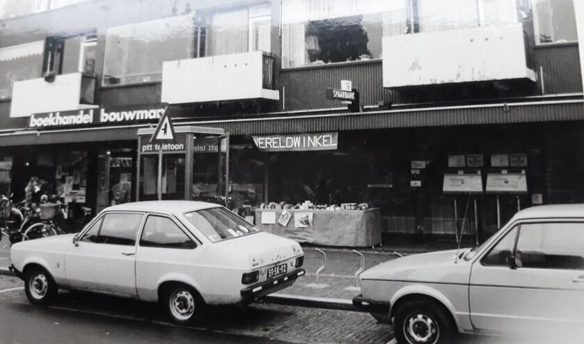 <p><em>Voor het pand aan de Hessenweg stond de Wereldwinkel tot oktober 2001 elke zaterdag met een kraam voor de deur. (foto uit 1981 via Gert Kelfkens)</em></p>