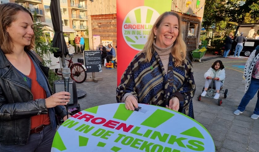 De winnares van vorig jaar, Anke Hazeleger, reikt het Groene Lintje uit aan Jolanda van Hulst, bestuursvoorzitter van de Voedselbank De Bilt.