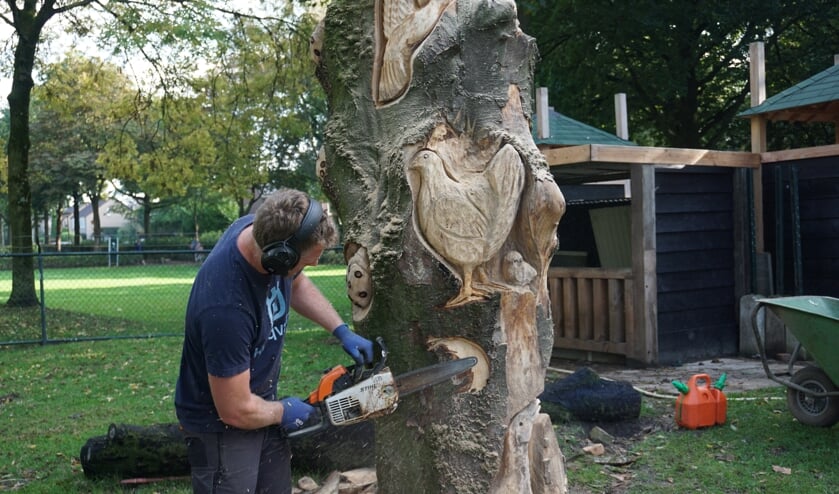 Afgelopen. vrijdag creëerde Dave nog meer dieren op de totempaal. (foto Frans Poot)
