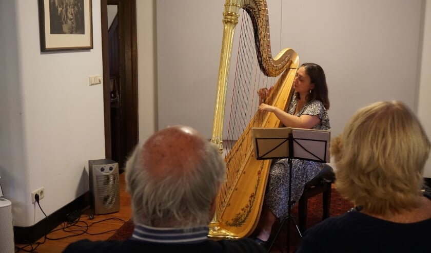 Victoria Davis speelt haar moderne harp in Huize Gaudeamus.