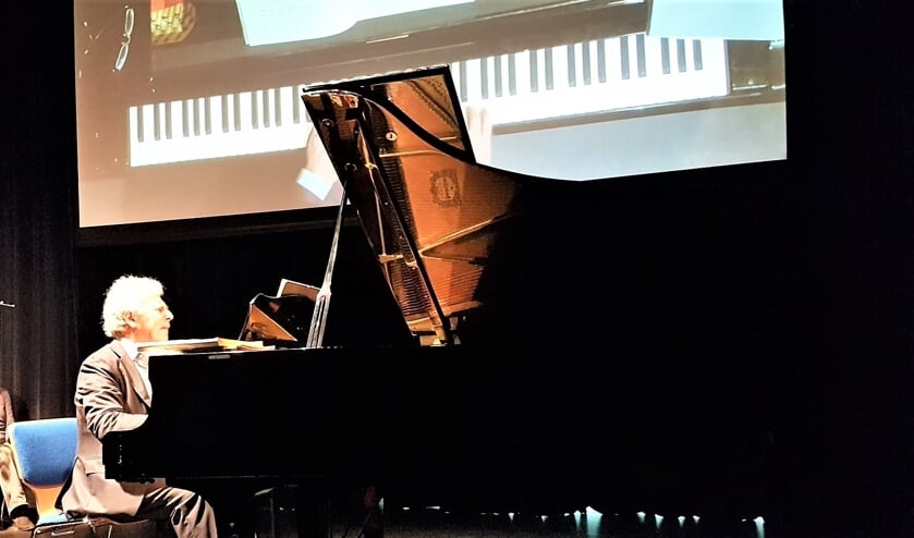 Pianist Marcel Worms speelt geconcentreerd uit Bachs ‘Das Wohltemperierte Clavier’.  