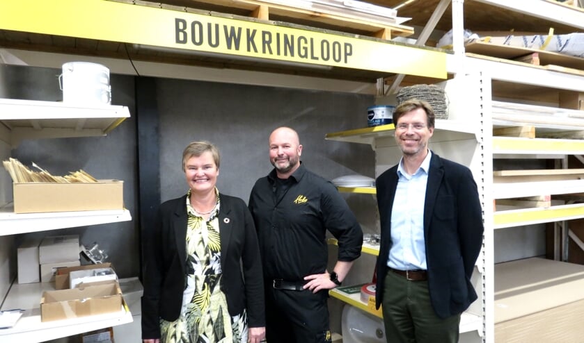 <p>Wethouder Anne Brommersma, Ivo Klekamp bij de opening van het bouwkringloopschap</p>