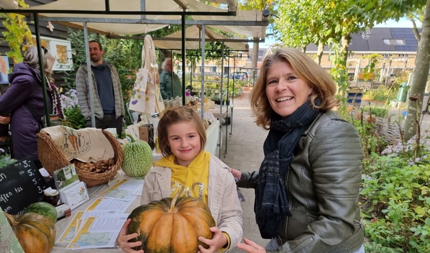 <p><em>Gezellige drukte op de eerste streekmarkt na corona.</em></p>