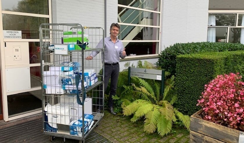 Paul van Veldhuijsen, regiomanager Bilthoven bij Silverein ontvangt hier een deel van de partij incontinentie-, stoma en kathetermateriaal van HappyNurse Bilthoven.