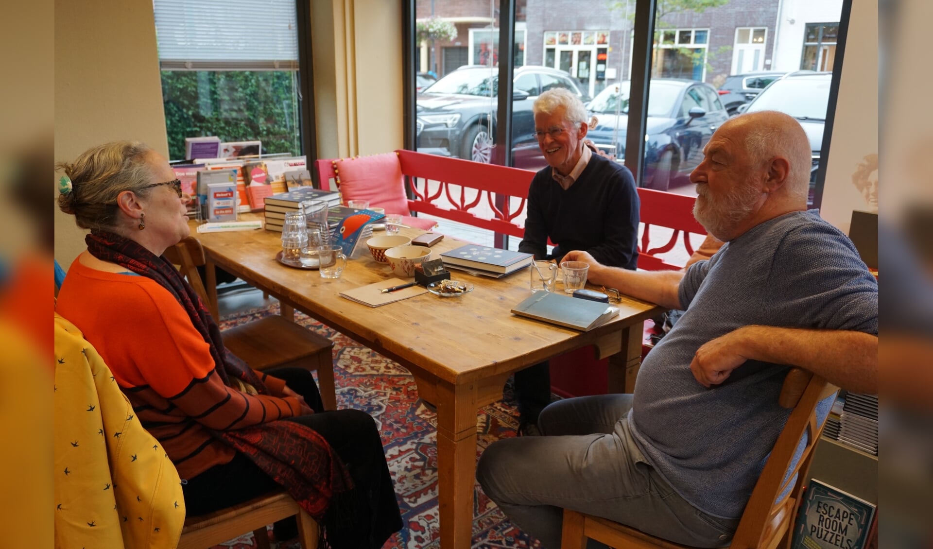 Levendige discussie aan de koffietafel in de Bilthovense boekhandel.