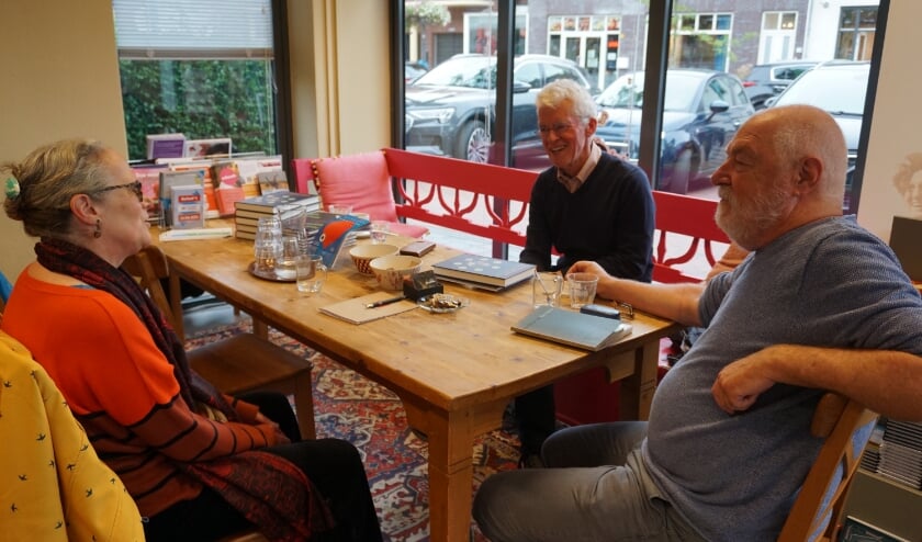 Levendige discussie aan de koffietafel in de Bilthovense boekhandel.