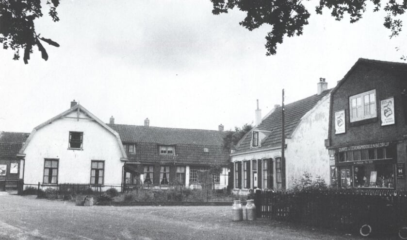 <p><em>De Lombok stond in tijden van weleer aan de Dorpsweg (76-78) in Maartensdijk op de plaats waar nadien het pand van woninginrichting van Woudenberg werd gebouwd en dat tegenwoordig ruimte biedt voor begrafenisondernemer Kees van Asselt. </em></p><p><em>Het wijkje was in een L-vorm gebouwd en telde oorspronkelijk acht huizen. Twee hiervan stonden met de voorgevel aan de Dorpsweg; de overige zes stonden aan de achterzijde in een rij hier haaks op, als een lange poot van de L. Tussen het linker-huis aan de Dorpsweg en de kruidenierszaak - waar thans een makelaardij is gevestigd - liep de Lomboksteeg. De Lombok is in 1969 afgebroken.</em></p>