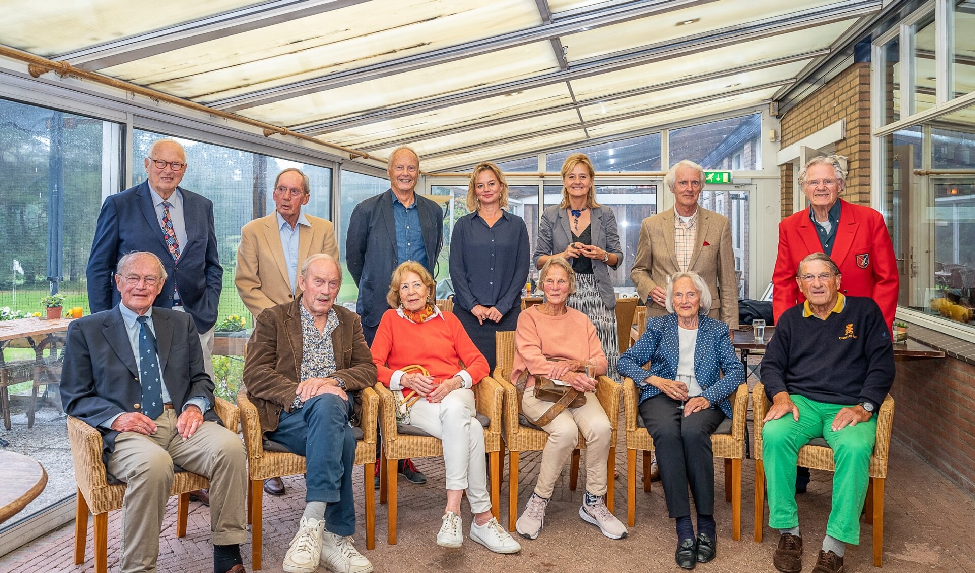 Hockeycoryfeeën bijeen op Golfpark De Biltse Duinen. Zittend v.l.n.r. Melbourne 1956 Olympics Bert Keulen, Jan Willem van Erven Dorens, Marijke van Henk Bouwman†, Ammy van Jan van Gooswilligen†, Marguerite van Gerard Overdijkink† en Eddie Zwier. Staand SCHC landskampioenen 1959 v.l.n.r. Riens Meijer, Jan Menzo de Muinck Keijzer, Werner Herbers, dochters Daniela en Jessica Hooghiemstra, Jan Willem Verloop en Jelle van der Zee. (foto Hans Lebbe)