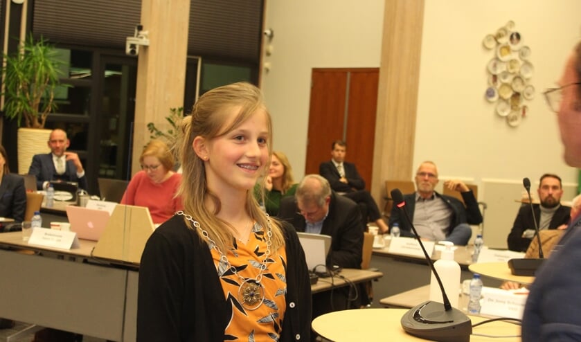 <p><em>Burgemeester Sjoerd Potters heeft zijn jongeren-collega het ambtsketen omgehangen.</em></p>
