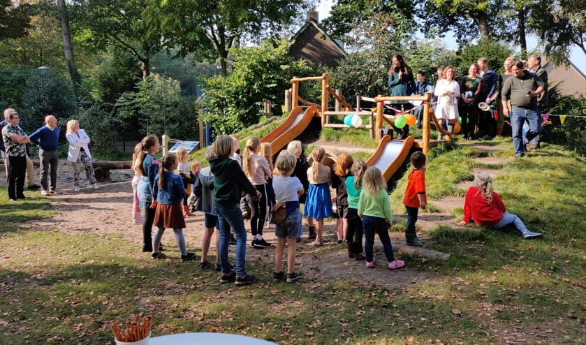 De projectgroep op de heuvel en de kinderen, voor wie het allemaal is bestemd aan de voet van de heuvel.