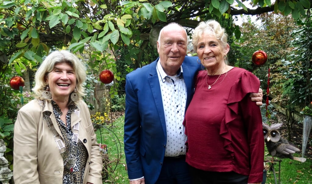 Locoburgemeester Madeleine Bakker met het diamanten bruidspaar.