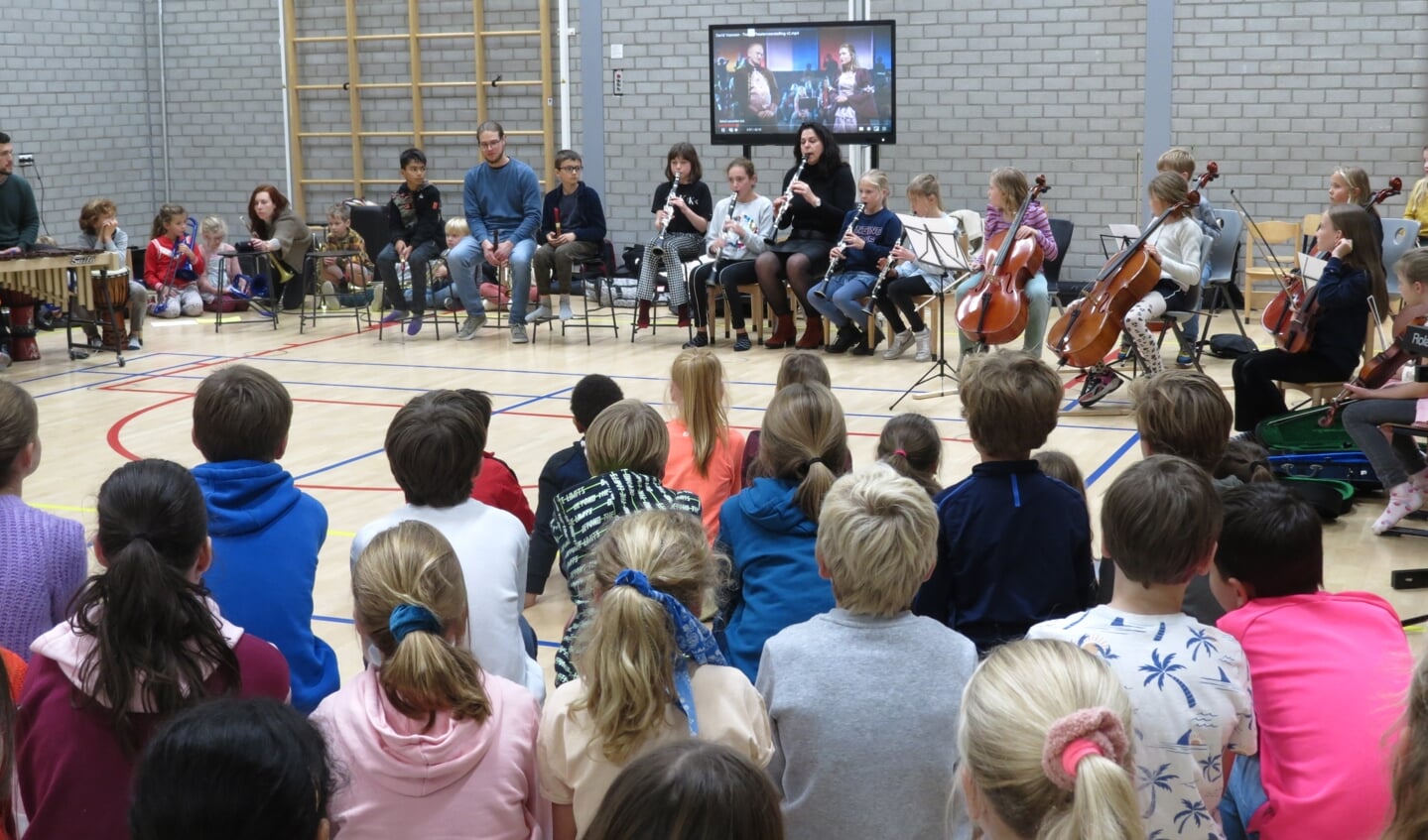 In de gymzaal werd gezongen en werden verschillende muziekinstrumenten bespeeld.