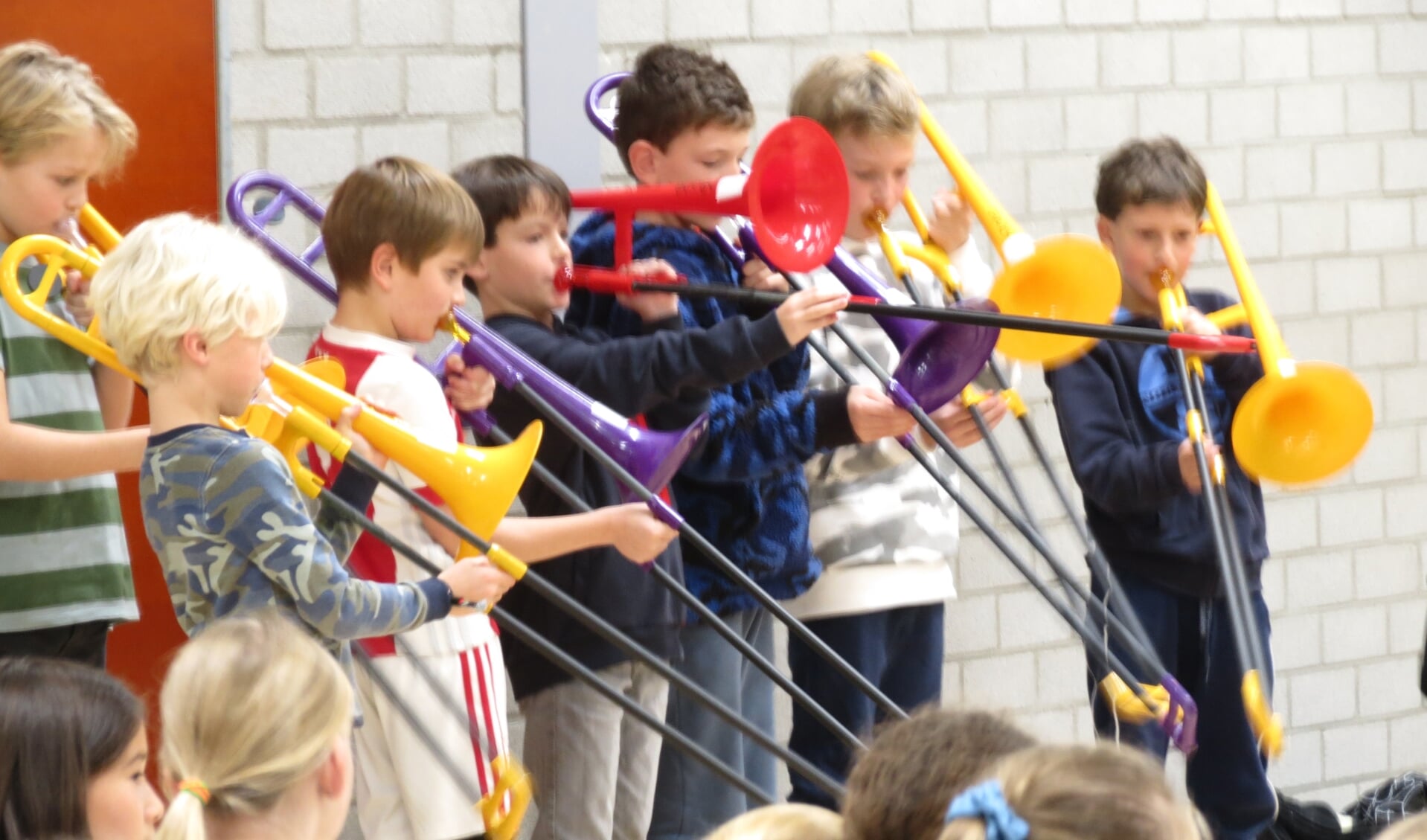Leerlingen musiceren enthousiast tijdens de uitreiking.