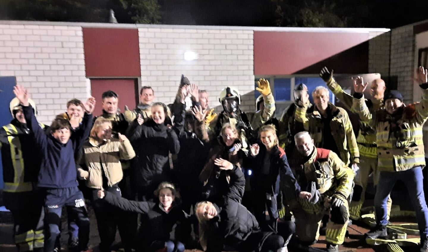 Spelers van NOVA C1 en de vrijwillige brandweer van De Bilt enthousiast over hun gezamenlijke oefening.