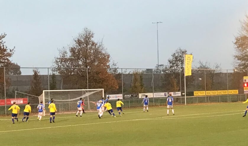 Drukte voor het doel van Nederhorst.