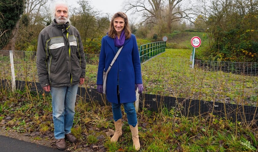 Patrick Greeven en Hendrike Geessink bij het smalste deel in de NNN-corridor bij het Hessingterrein. (foto Bert Roozendaal)