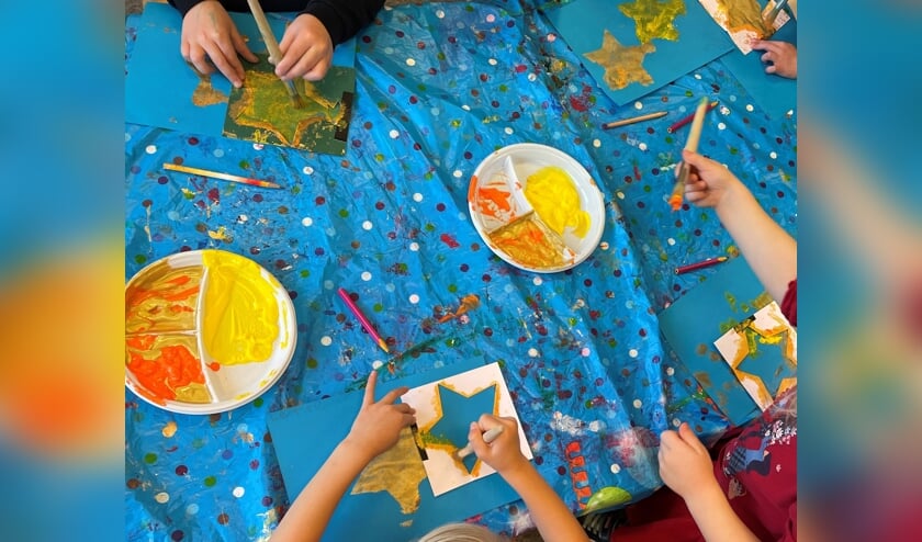 Leerlingen van De Rietakker maken kerstkaarten.