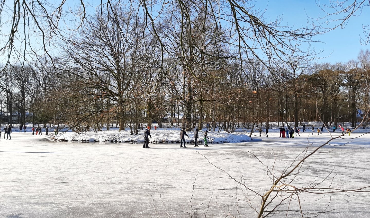 Schaatsliefhebbers genieten volop in winterse sferen. (foto Janny Smits).