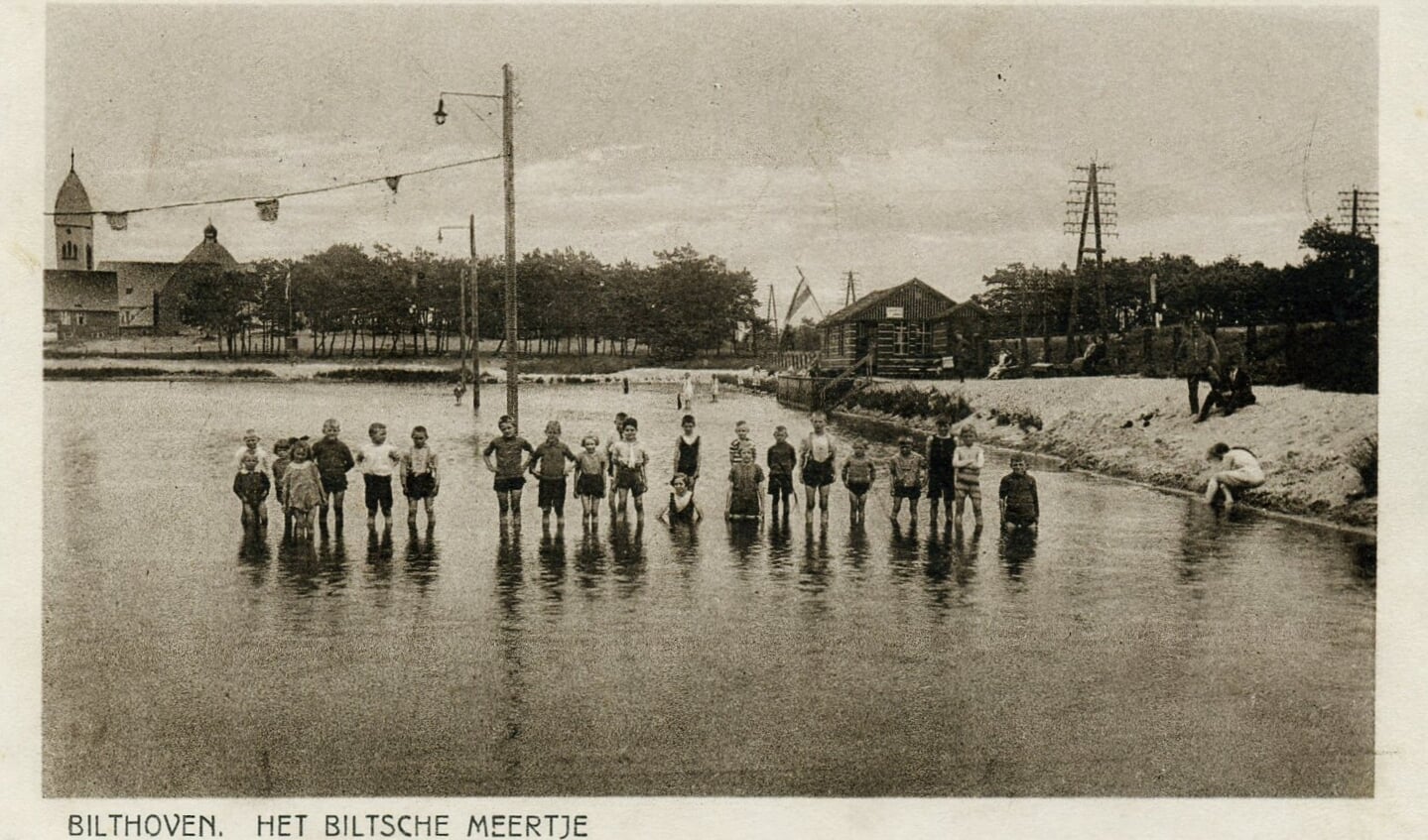 Op deze prentbriefkaart uit 1926 was het Biltsche Meertje (omgeving Gregoriuslaan Bilthoven) nog een echt meertje. [foto uit de digitale verzameling van Rienk Miedema]