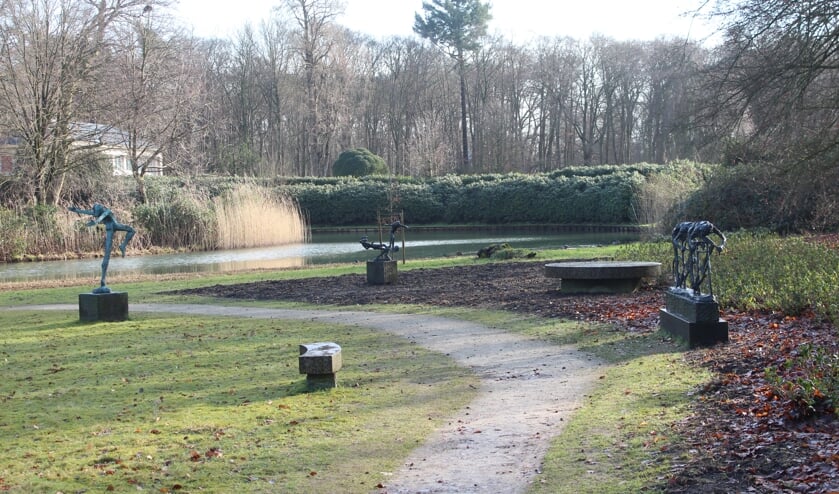 Via speels aangelegde paden kunnen bezoekers het veelzijdige oeuvre van de kunstenaar ontdekken.