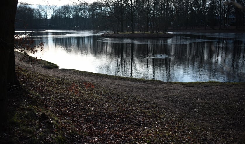 Al vriest het dicht, geschaatst wordt er niet (foto Gert de Lange).