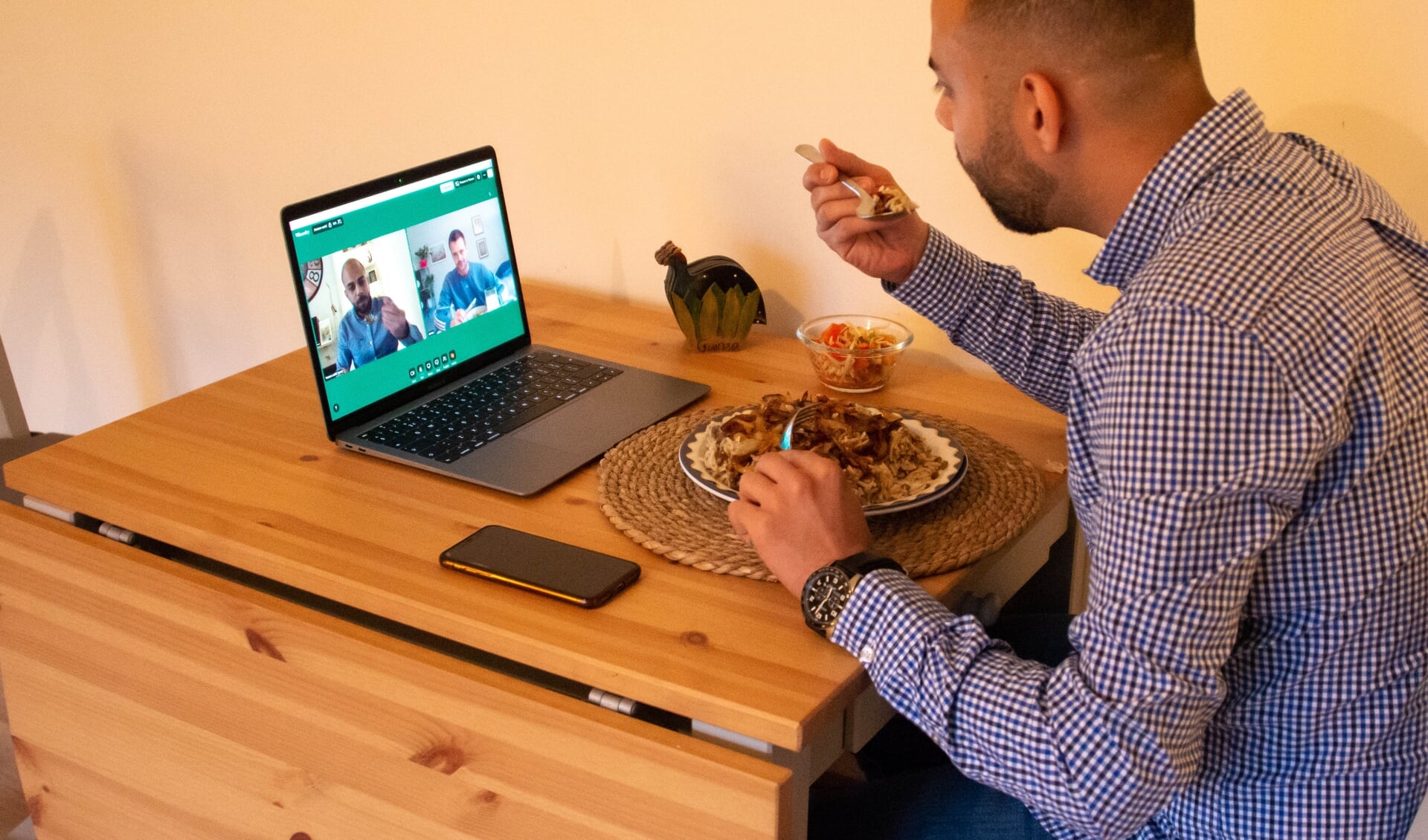 Bij een video-etentje heb je na een tijdje niet eens meer in de gaten dat er een scherm tussen jou en je tafelgenoten zit. (foto Inge Pont)