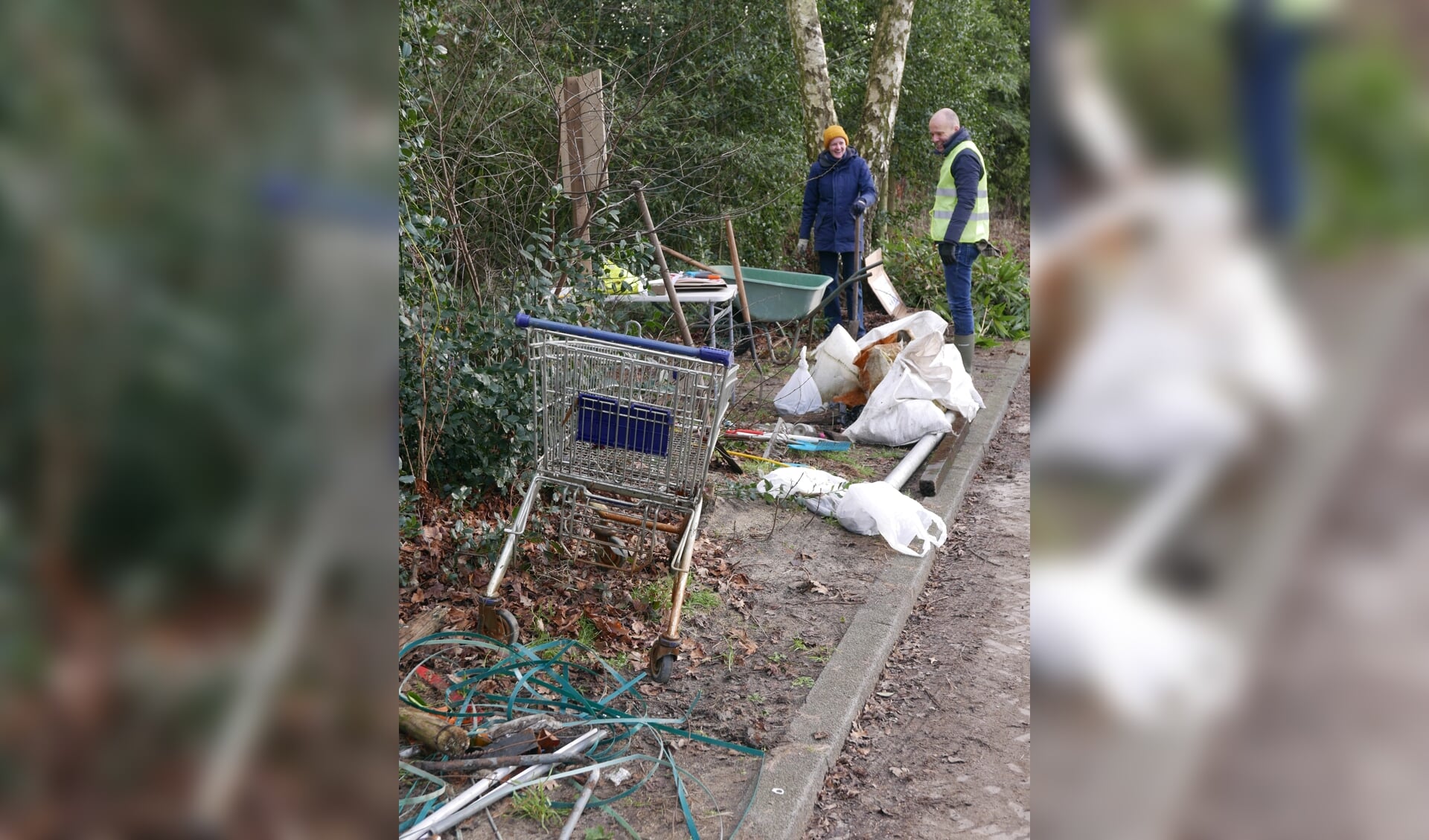Buurtbewoners van Tuindorp Bilthoven verzamelen zakken vol afval.