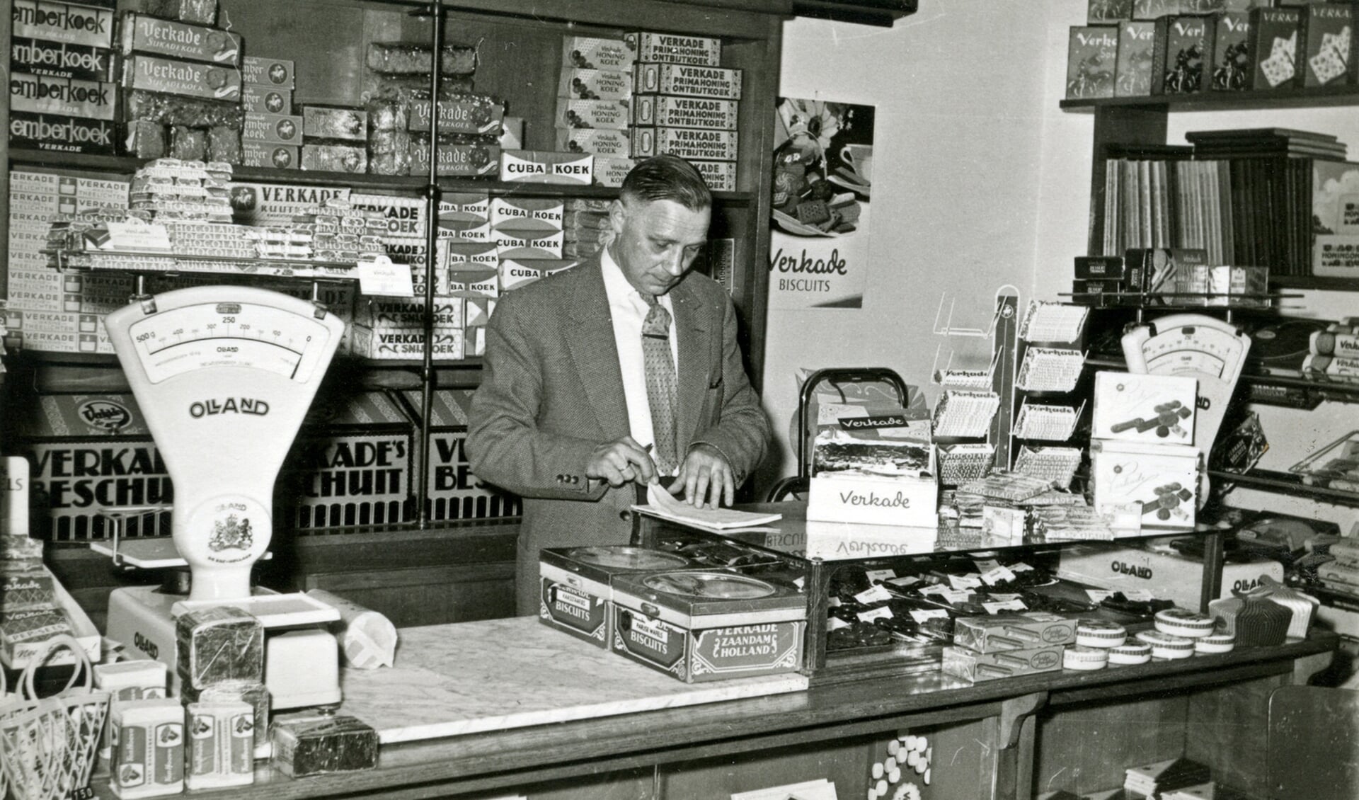 Aart Veldhuizen in de winkel aan de Julianalaan 57. (foto Hist. Kring De Bilt)