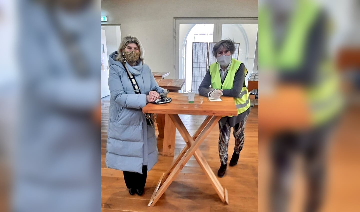 Wethouder Madeleine Bakker bezocht op de verkiezingsdag het stembureau in de Centrumkerk in Bilthoven om de vrijwilligers te bedanken. Naast haar vrijwilliger Rosemarie Becker (r).