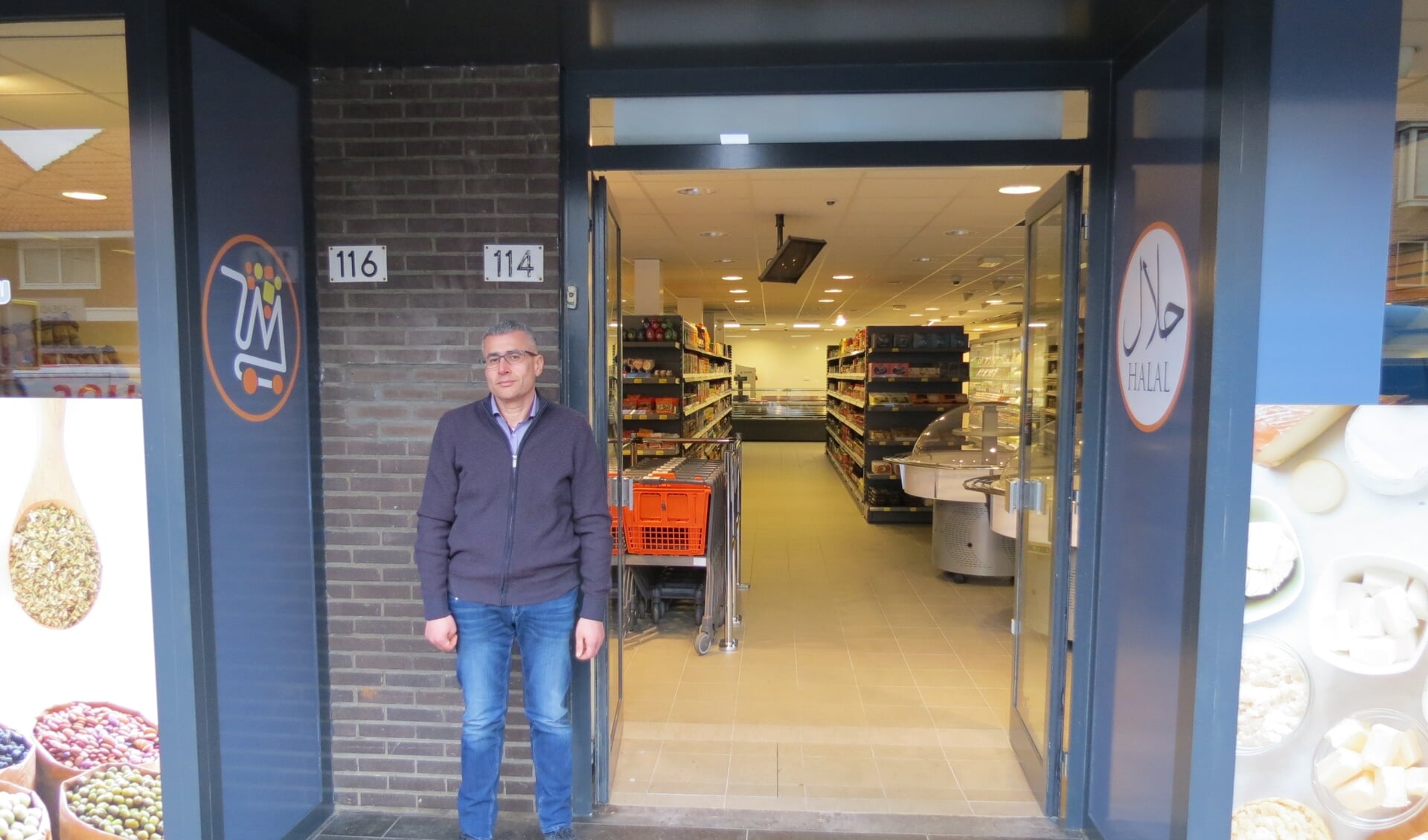 Moris Zakko heeft de deuren van zijn supermarkt aan de Hessenweg geopend.