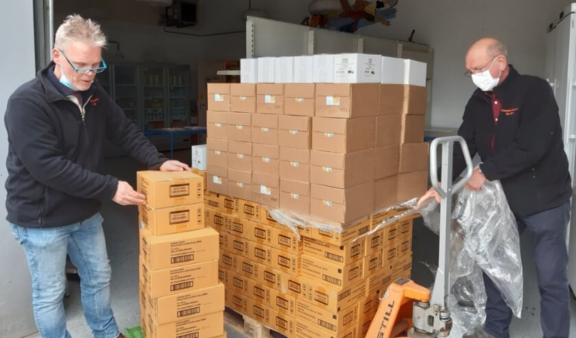 De fairtrade producten worden bij de Voedselbank in De Bilt aangeleverd.