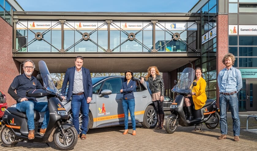 Het team van SamenInGeld voor hun kantoor op Larenstein met de volledige elektrische vloot, waarmee ze aangeven dat duurzaamheid voor hen ook een belangrijk aspect is! (foto: Hans Lebbe)