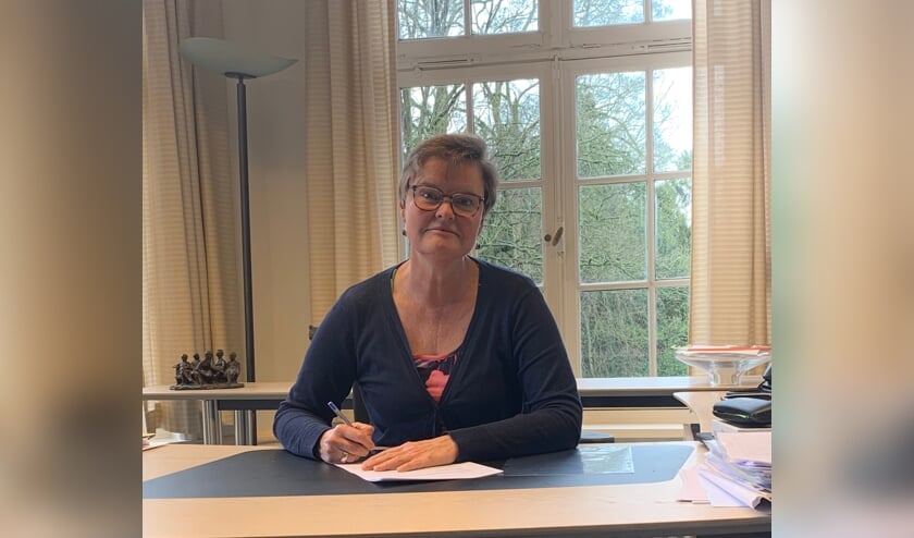 Wethouder Anne Brommersma ondertekent de overeenkomst.
