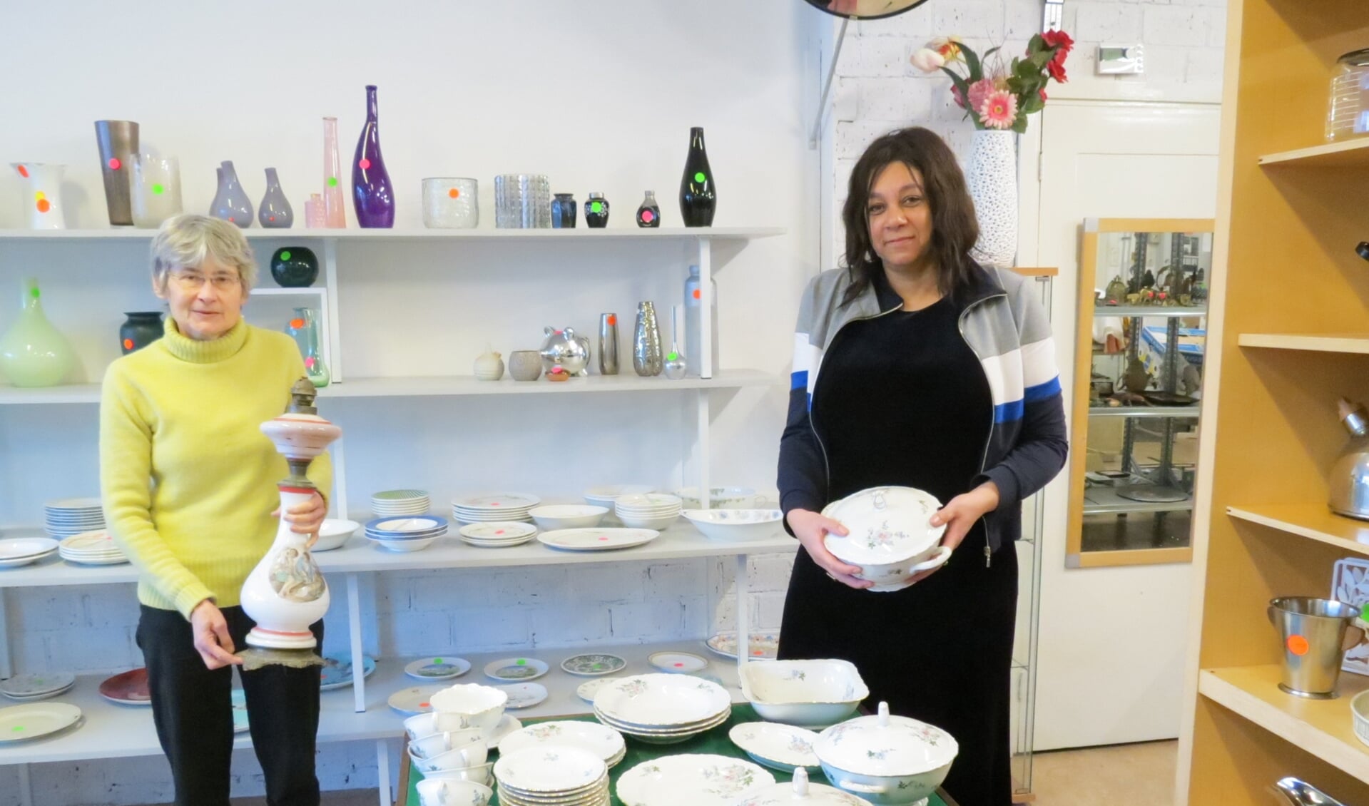 Voorzitter Loes Steensma en bestuurslid Yvette Gumbs (r) van Emmaus Bilthoven.