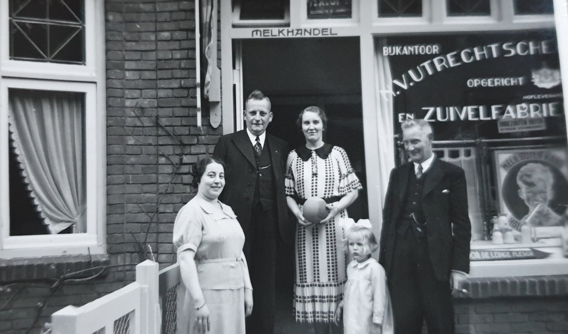 De foto (met en grootouders) voor de winkel  aan de Julianalaan op de plek waar nu de Xenos is gevestigd. (foto: collectie familie Tonen-Klumper)