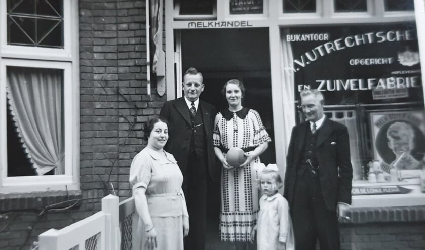 De foto (met en grootouders) voor de winkel aan de Julianalaan op de plek waar nu de Xenos is gevestigd. (foto: collectie familie Tonen-Klumper)