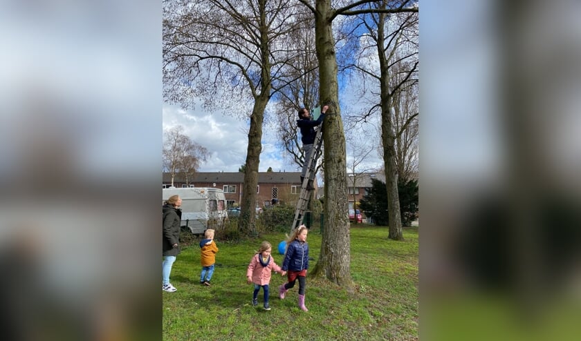 In de mooie speeltuin hangen 10 prachtig geschilderde en zelfgemaakte huisjes. (foto Judith Voskamp)