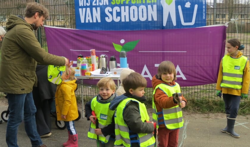 <p><em>Bewoners staan met hun kinderen klaar om de wijk Centrum II een opknapbeurt te geven.</em></p>
