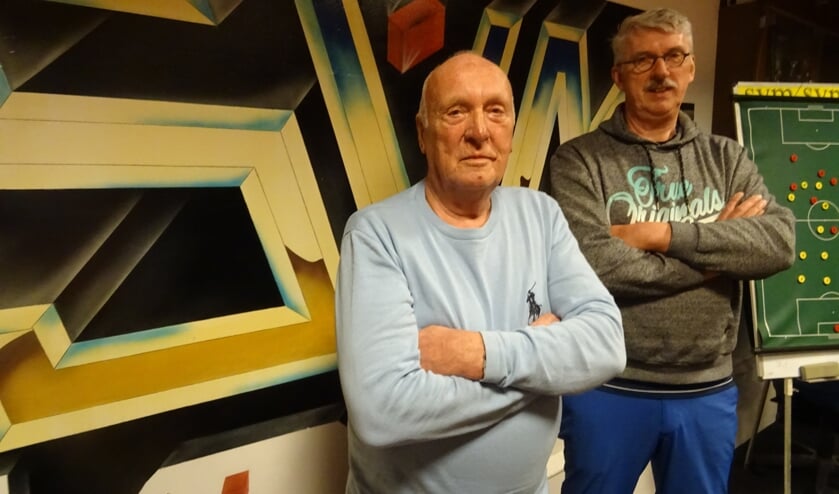 Voorzitter Frans van der Tol (l) en penningmeester Nol van Noort snakken naar betere tijden maar hebben het volste vertrouwen in de toekomst van de vereniging.