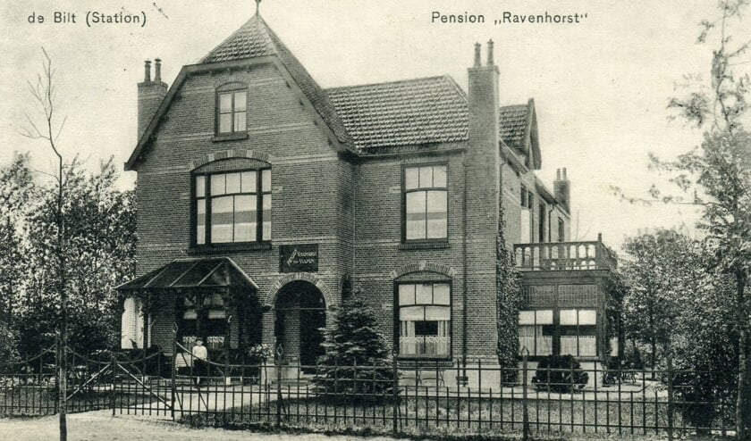 ‘De Bilt (Station) Pension Ravenhorst is van 1912’. Boven de ingang staat de naam van het pension. Opzij is de uitbreiding te zien. De jongen voor het huis is zeer waarschijnlijk Aart Ravenhorst. (foto uit de digitale verzameling van Rienk Miedema)