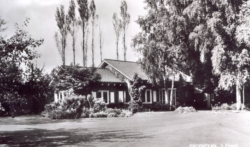 Het houten huis op Kastanjelaan 1 te Groenekan dat later een stenen huis werd met de naam ‘Het eiland’. In de tuin stond een prieel, een zgn. wees, deels betrokken bij de geschiedenis van verzetsheldin Jacoba van Tongeren. (foto uit de digitale verzameling van Rienk Miedema)