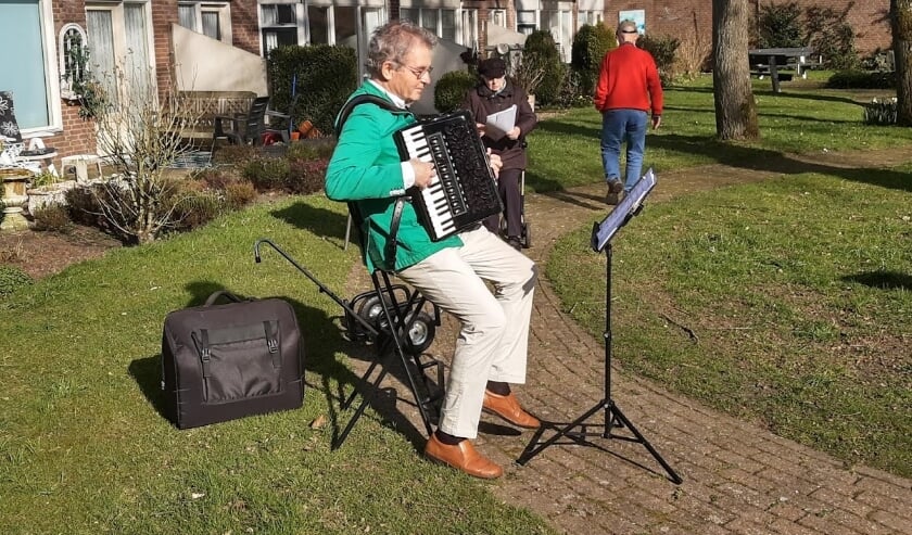 Midden in een ‘oase van gras’ zit Ebbe op zijn zwarte, opklapbare stoel.